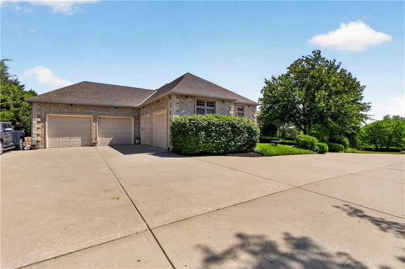 15526 Evans Rd, Basehor, KS 66007