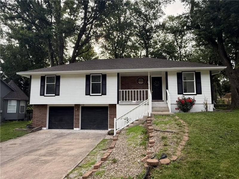 2424 Leann Dr, Blue Springs, MO 64014