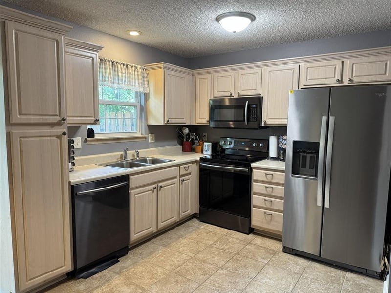 3529 Austin Dr, Lee's Summit, MO 64064