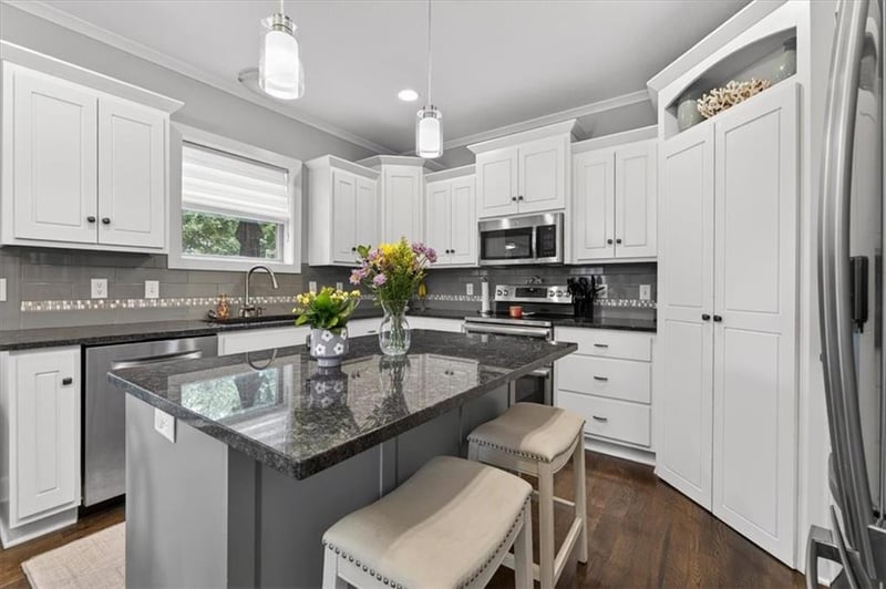 4401 Gateway Dr, Lee's Summit, MO 64064