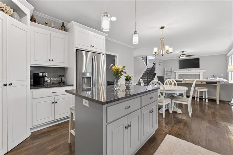 4401 Gateway Dr, Lee's Summit, MO 64064
