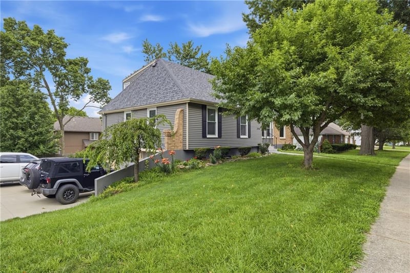 3800 Shady Lane Dr, Gladstone, MO 64119