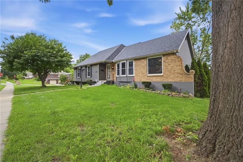 3800 Shady Lane Dr, Gladstone, MO 64119