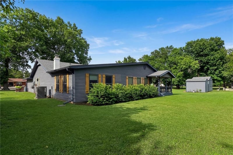 3303 W 2nd St, Coffeyville, KS 67337