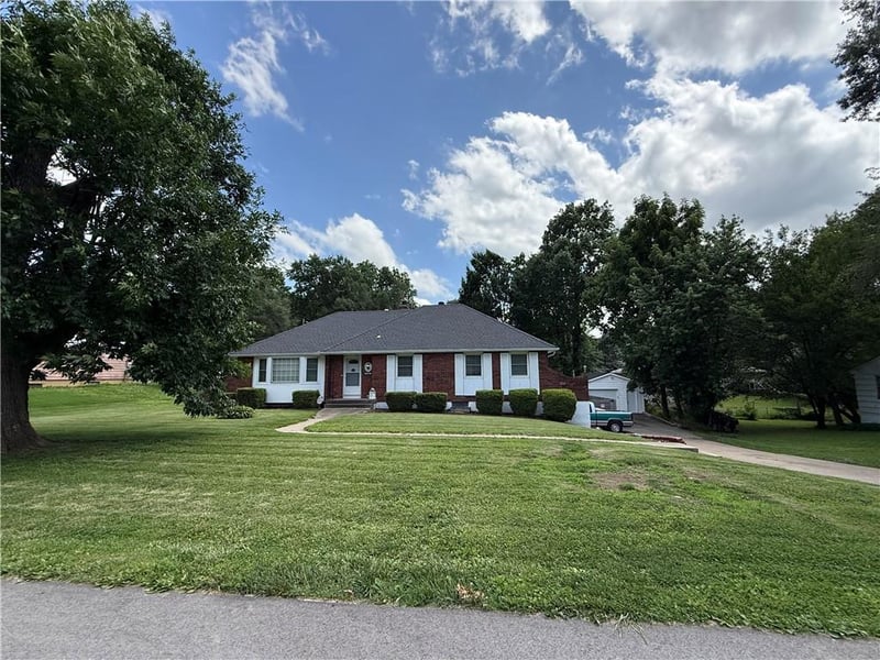 11805 48th St, Kansas City, MO 64133