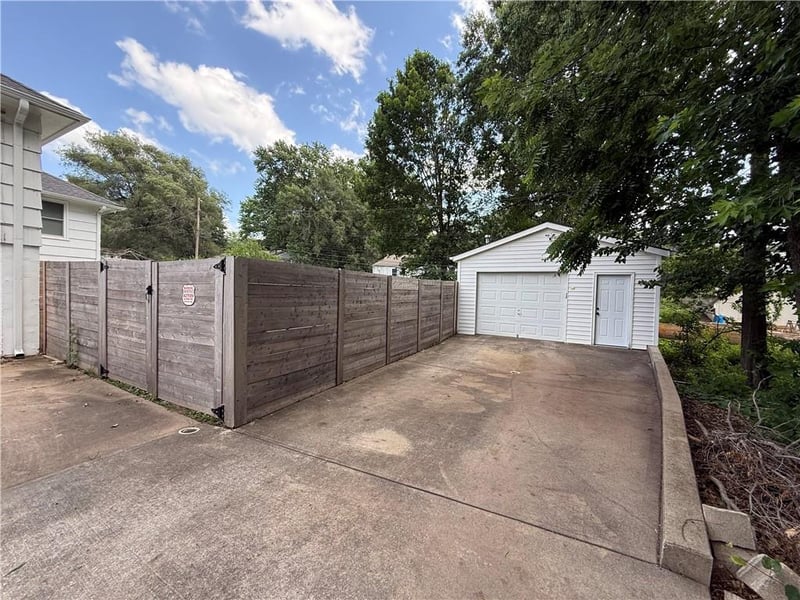 11805 48th St, Kansas City, MO 64133