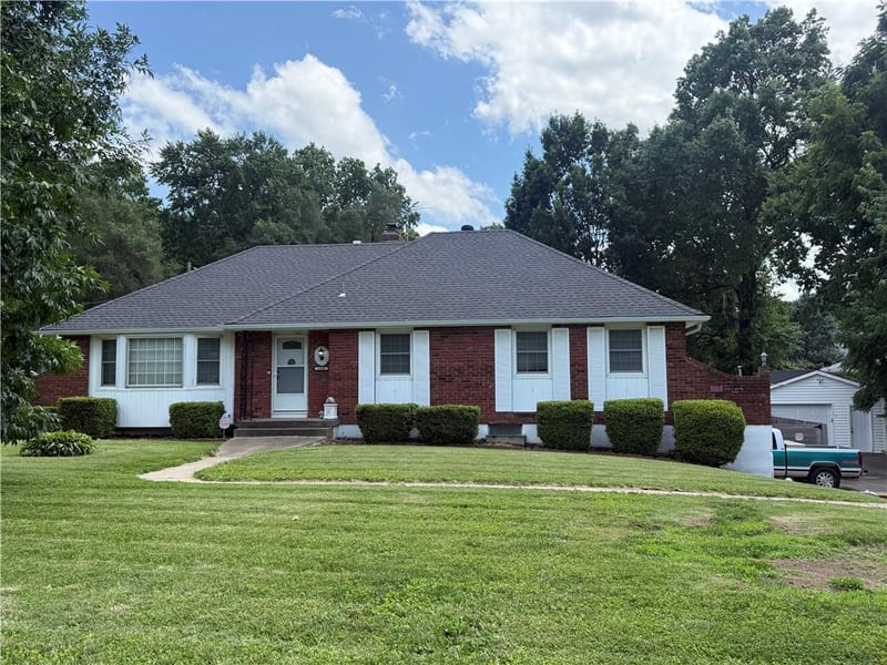11805 48th St, Kansas City, MO 64133