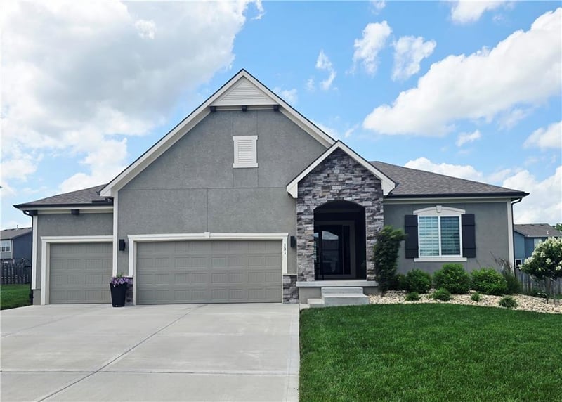 131 Briar Valley Ln, Blue Springs, MO 64064