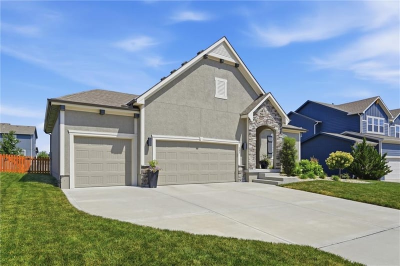 131 Briar Valley Ln, Blue Springs, MO 64064