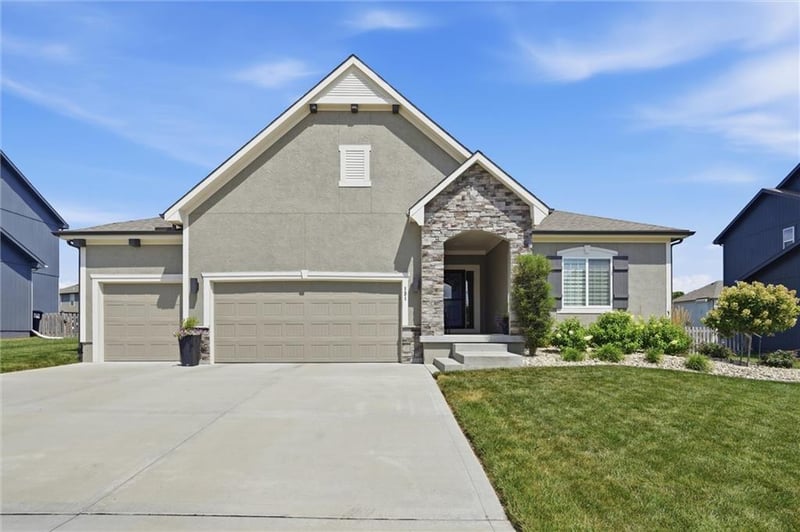131 Briar Valley Ln, Blue Springs, MO 64064