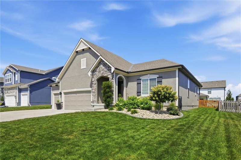 131 Briar Valley Ln, Blue Springs, MO 64064