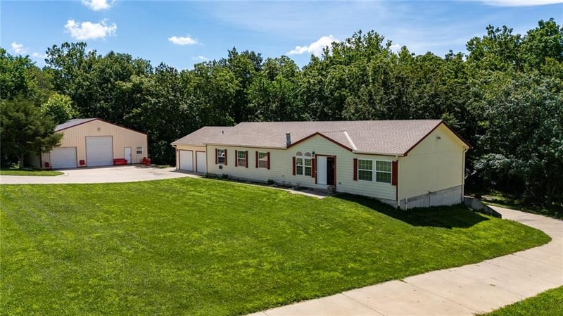 6375 Vollmer Dr, Lathrop, MO 64465