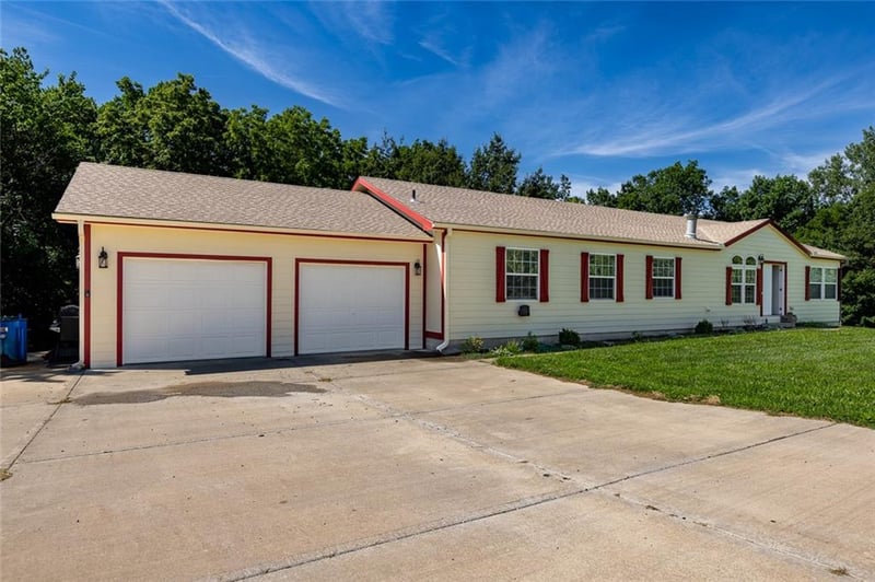 6375 Vollmer Dr, Lathrop, MO 64465