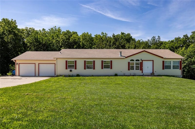 6375 Vollmer Dr, Lathrop, MO 64465
