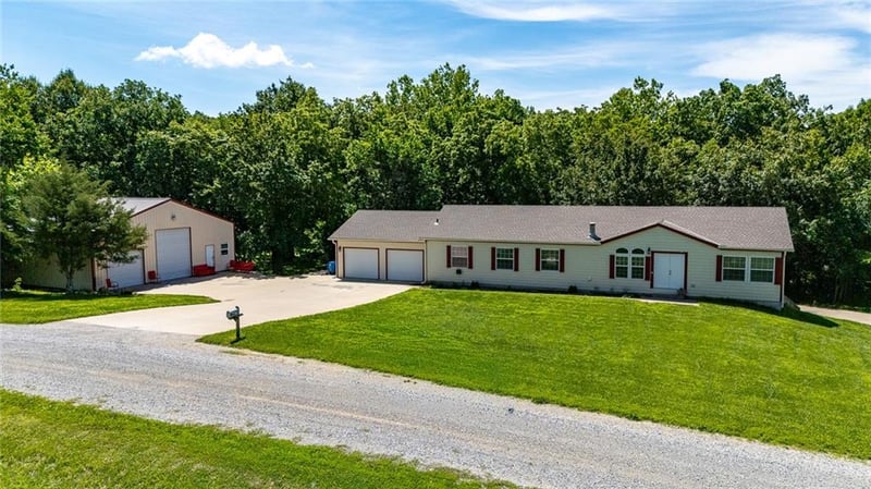 6375 Vollmer Dr, Lathrop, MO 64465