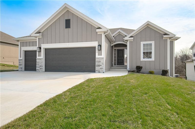 605 13th St, Kearney, MO 64060