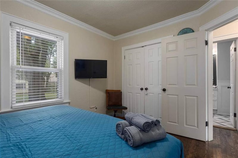 5938 Catalina St, Fairway, KS 66205