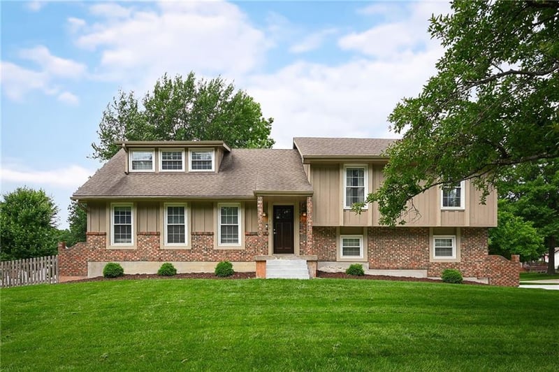 500 NE Clubhouse Dr, Lee's Summit, MO 64086