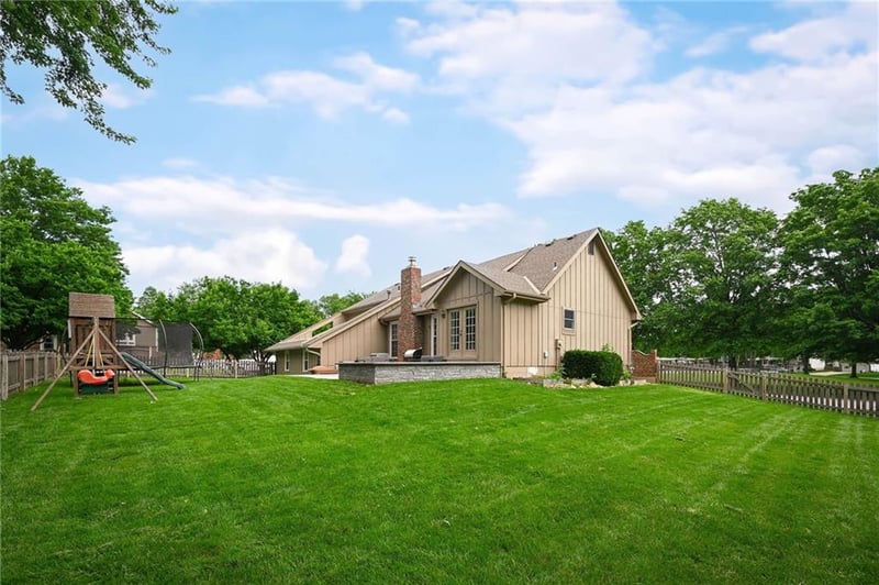 500 NE Clubhouse Dr, Lee's Summit, MO 64086
