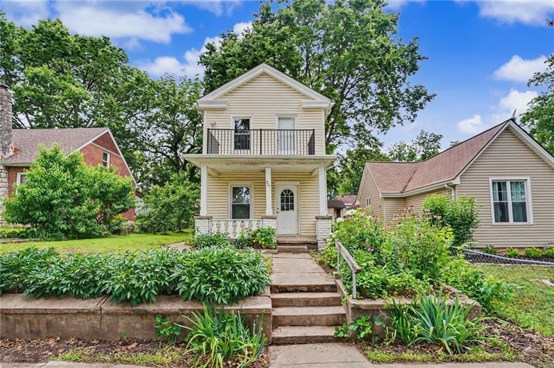 907 Broadway St, Leavenworth, KS 66048