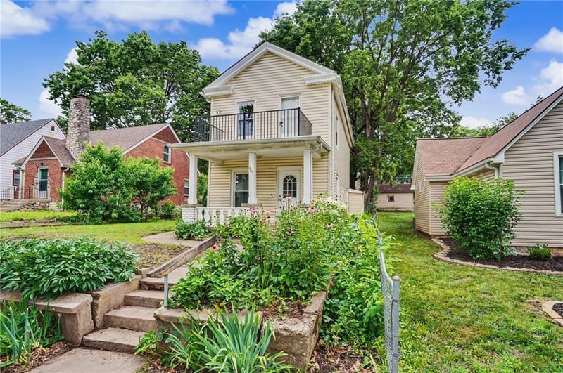 907 Broadway St, Leavenworth, KS 66048