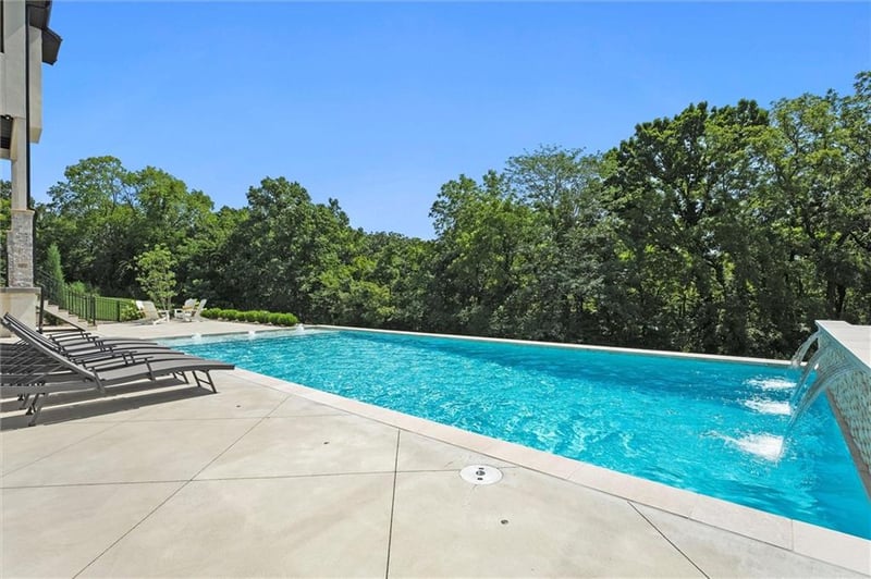 7390 National Dr, Parkville, MO 64152