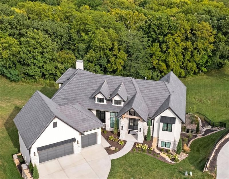 7390 National Dr, Parkville, MO 64152