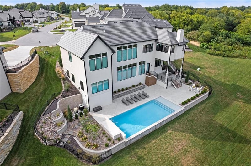 7390 National Dr, Parkville, MO 64152