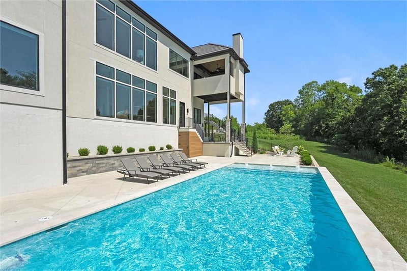 7390 National Dr, Parkville, MO 64152