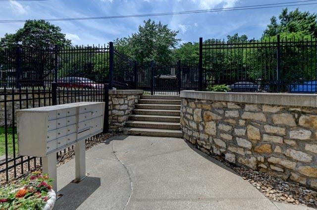 4157 Roanoke Rd #12, Kansas City, MO 64111