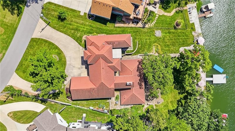 7810 Scenic Dr, Weatherby Lake, MO 64152