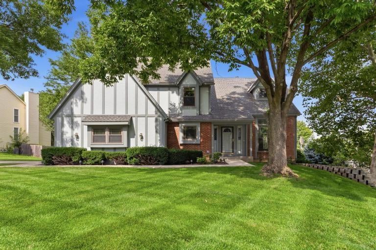 8700 113th St, Overland Park, KS 66210