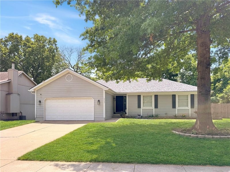 2043 Patterson Dr, Lee's Summit, MO 64086