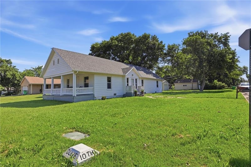821 10th St, Ottawa, KS 66067