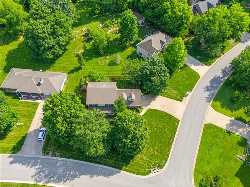13842 Harbor Dr, Bonner Springs, KS 66012