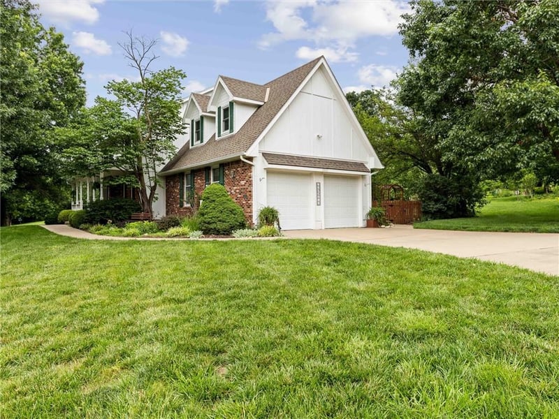 13842 Harbor Dr, Bonner Springs, KS 66012