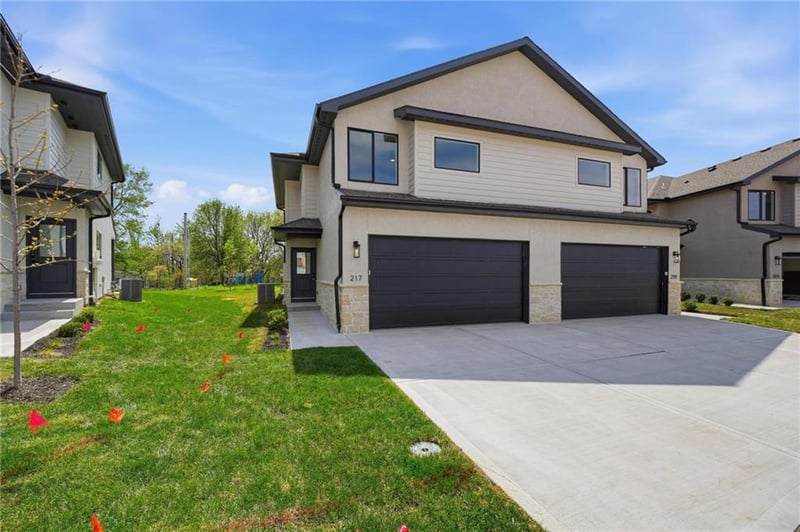 212 Orchard Ct, Lee's Summit, MO 64063