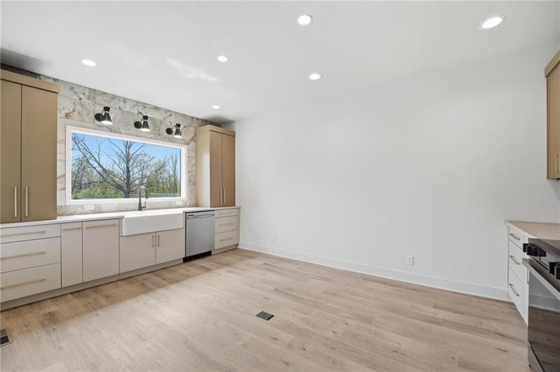 212 Orchard Ct, Lee's Summit, MO 64063
