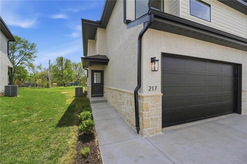212 Orchard Ct, Lee's Summit, MO 64063
