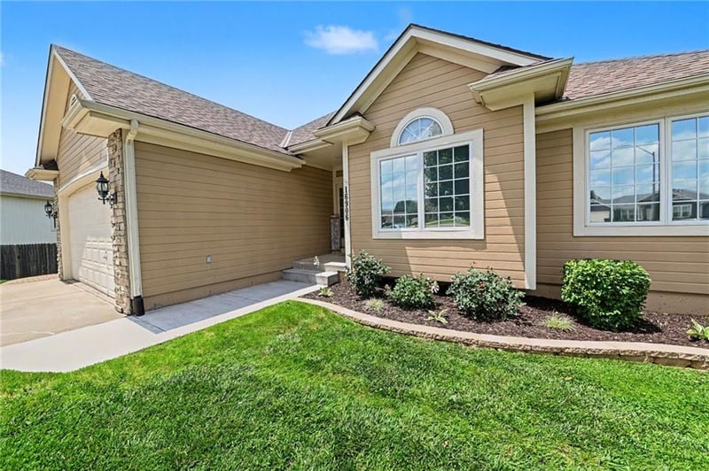 16906 Meadow Creek Ct, Belton, MO 64012