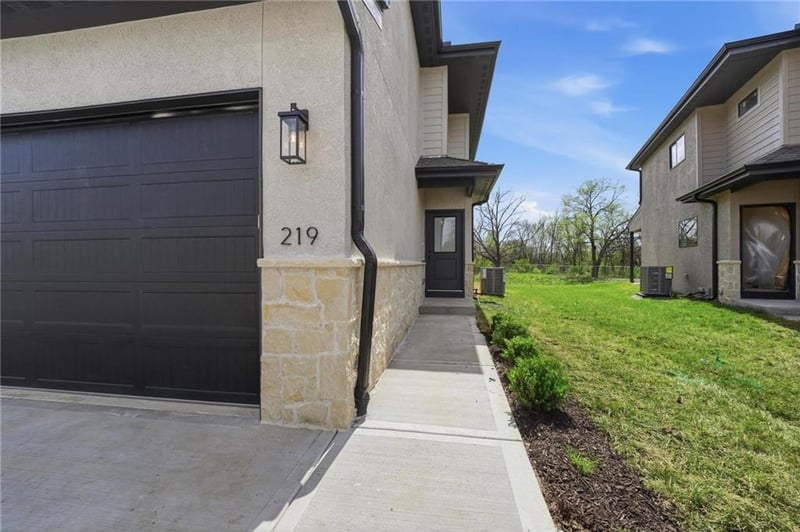 210 NW Orchard Ct, Lee's Summit, MO 64063