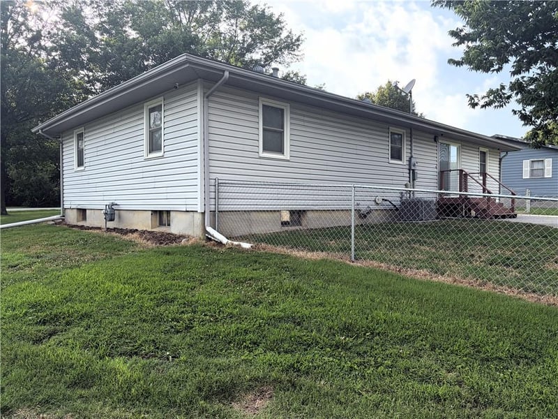320 4th St, Burlington, KS 66839