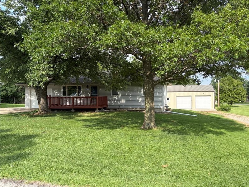 320 4th St, Burlington, KS 66839