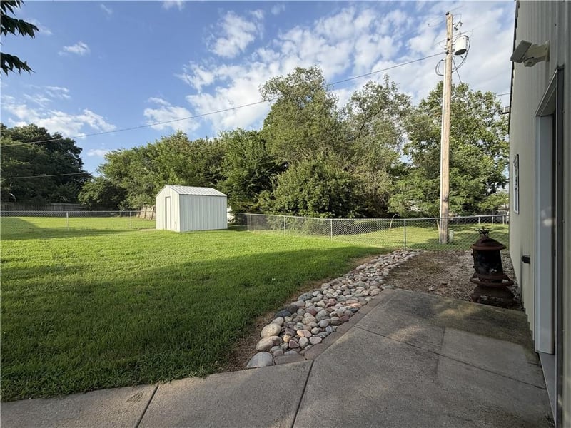 320 4th St, Burlington, KS 66839