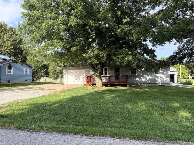 320 4th St, Burlington, KS 66839