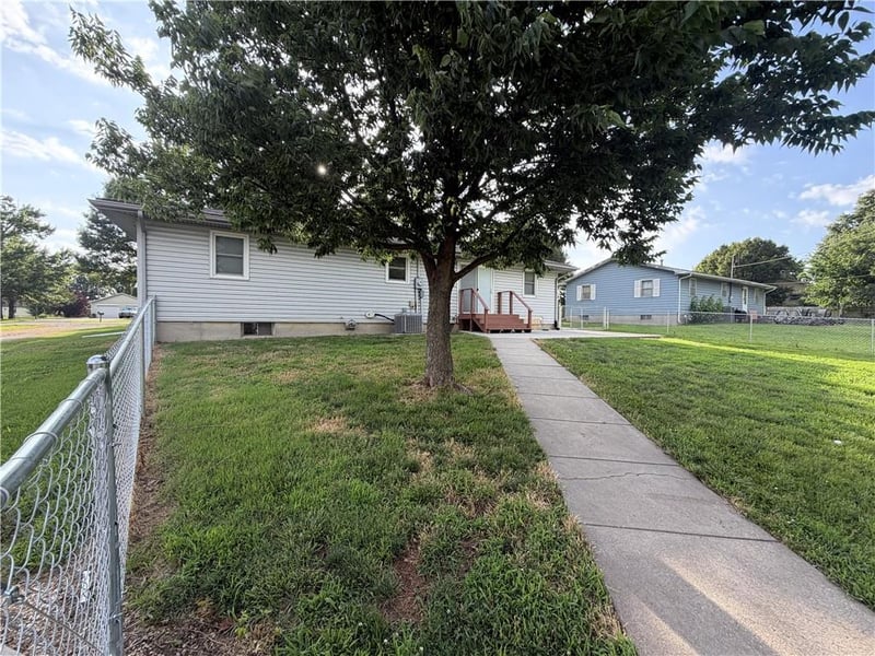 320 4th St, Burlington, KS 66839