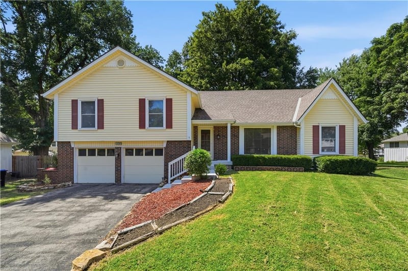 10230 Oakmont Cir, Lenexa, KS 66215