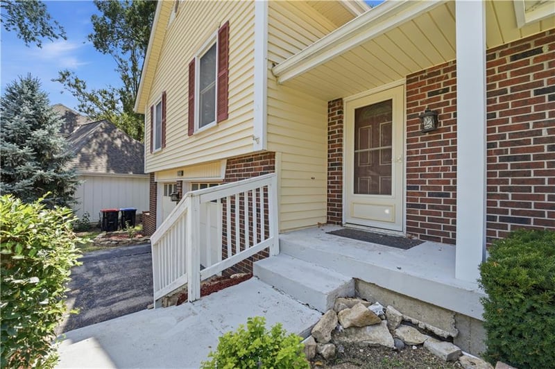 10230 Oakmont Cir, Lenexa, KS 66215