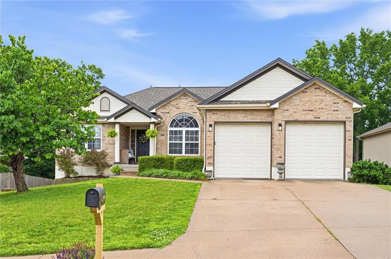 1305 Graystone Cir, Grain Valley, MO 64029