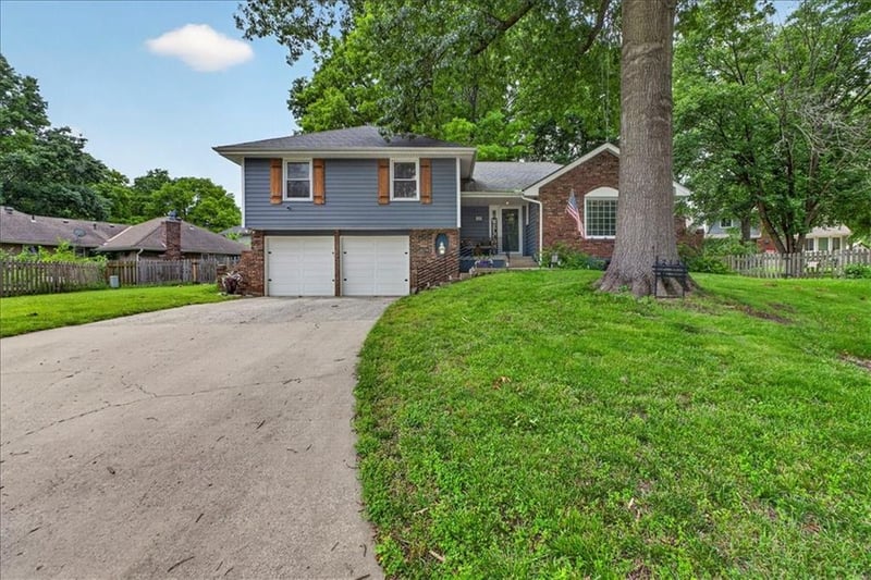 213 Country Lane Ct, Lee's Summit, MO 64086